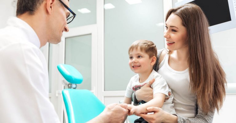 Trẻ Em Bị Sâu Răng Sữa Có Nên Trám Không